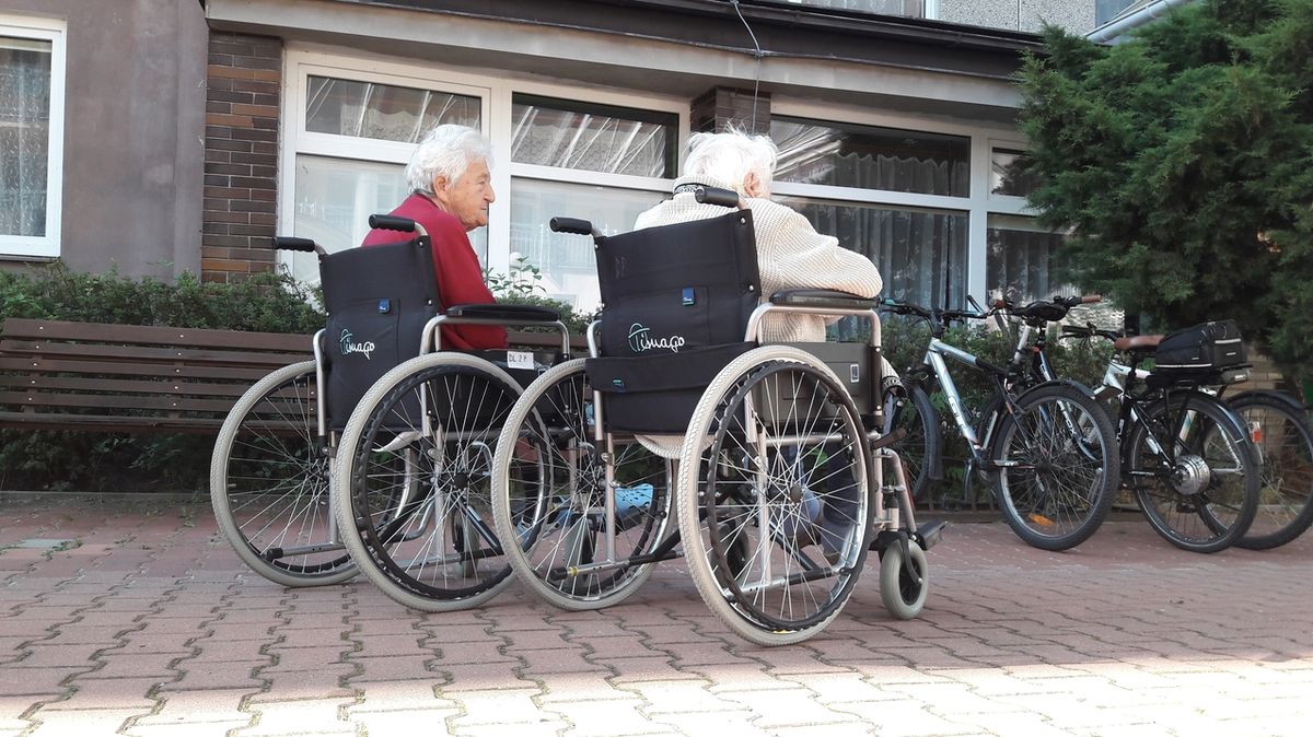 V domovech pro seniory chybí tisíce míst